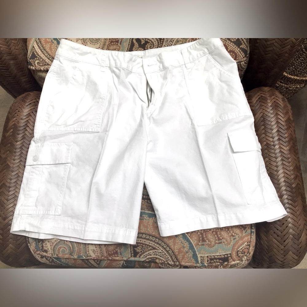 Coldwater Creek ladies white shorts. EUC.